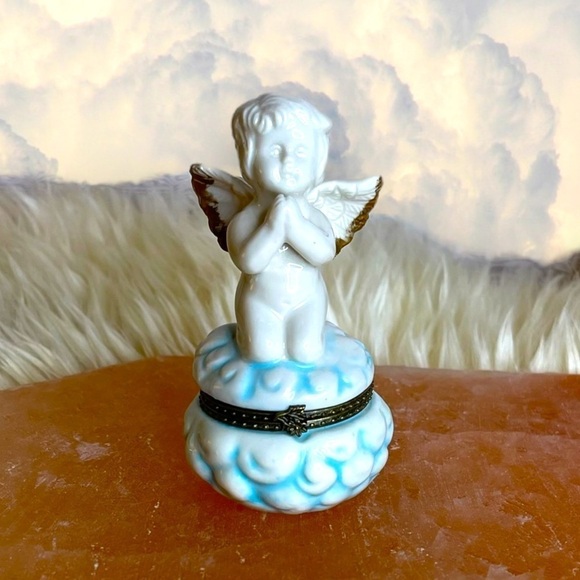 Vintage White Porcelain Cherub/Angel Hinged Trinket Pill Box - Picture 1 of 8